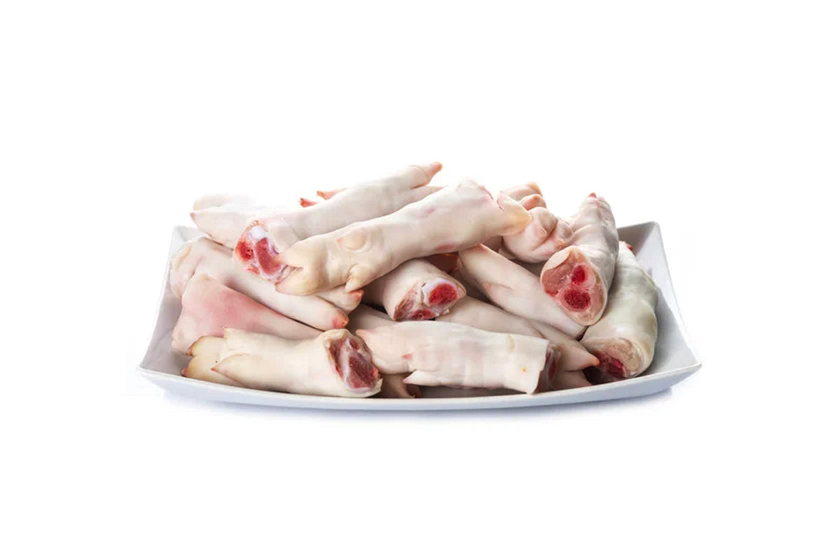 A plate containing fresh halal sheep paya (trotters).